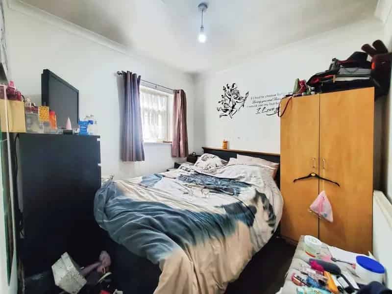 2 Bedroom Flat for Sale London E16 - Investment Opportunity