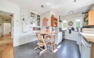 3 Bedroom Semi-Detached House with Garden and Garage