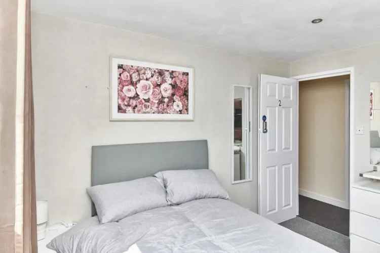 1 Bedroom Flat Share Kingswood Double En-Suite Room