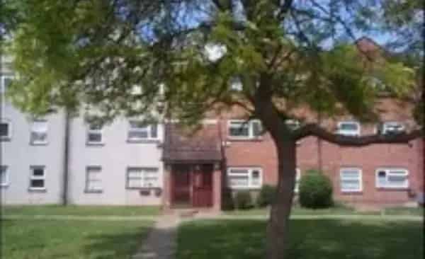 Spacious 2-Bed Flat with Communal Gardens and Car Park