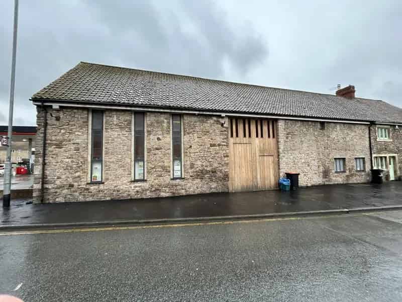 Beautiful Converted Barn with Commercial Kitchen and Ample Space