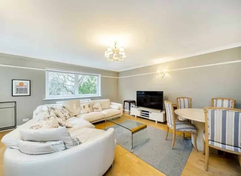 2-Bed Victorian Flat with Private Garage - SW15