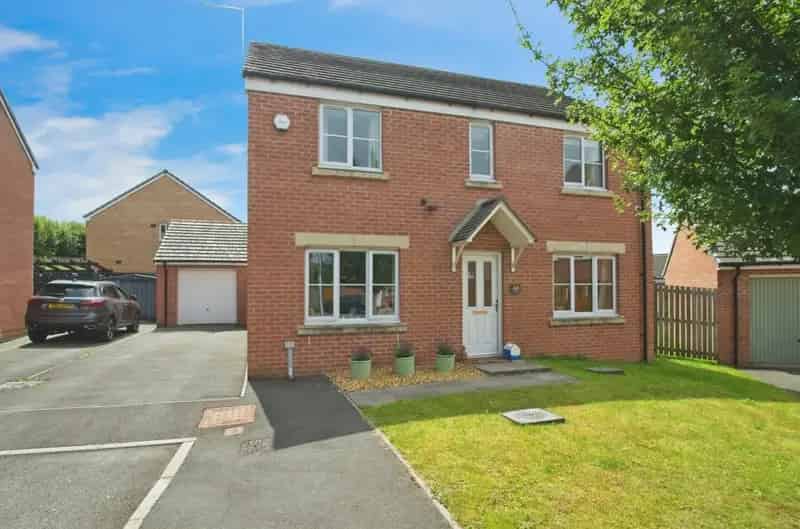 4 Bedroom Detached House Brynmenin Large Garden Detached Garage