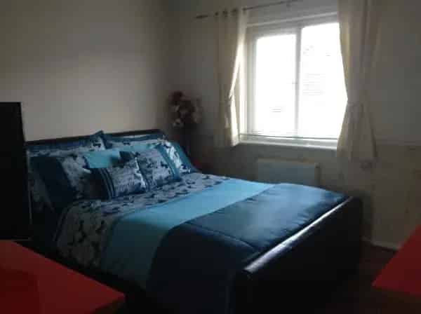 2 Bedroom End Terrace House Near Shops and Schools