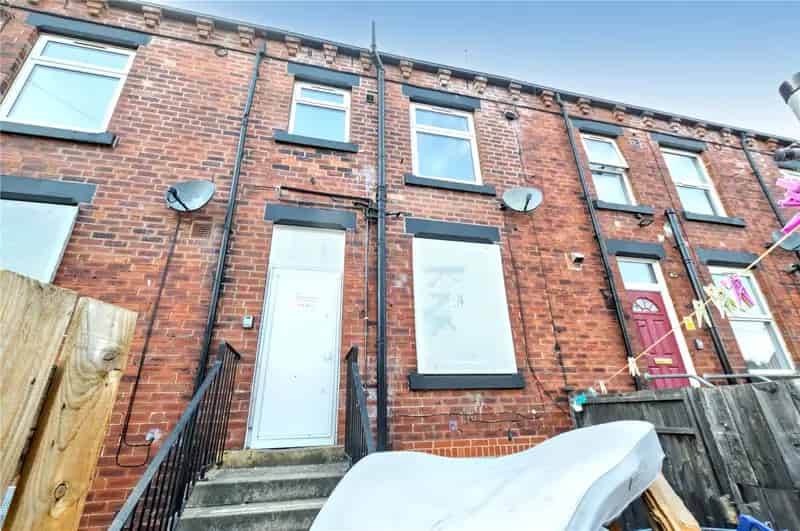 One Bedroom Terrace House Near M621 - Ideal Buy to Let