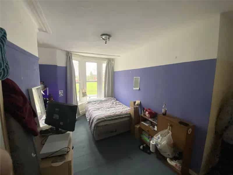 8 Bedroom Terraced House for Students Near Amenities