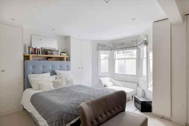 Maisonette for sale in Burnaby Street, London SW10