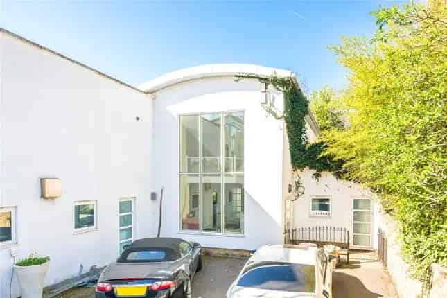 5 Bedroom Family Home near Tooting Bec Tube Station
