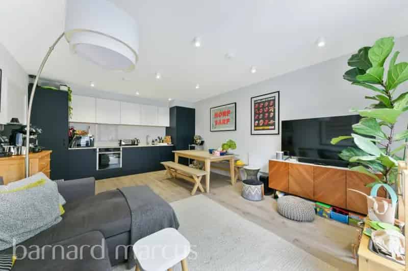 3 Bed Apartment with Private Garden Near Streatham Common Station
