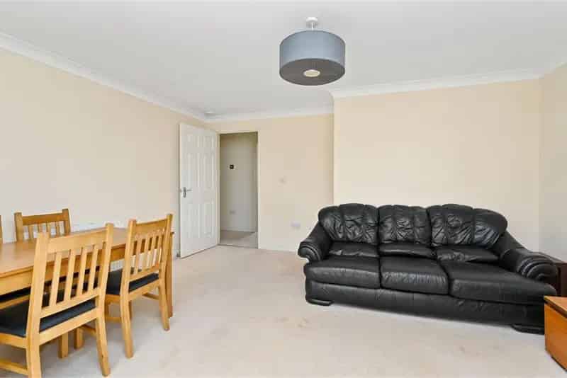 2 Bed Flat First Floor with 1 Reception Room