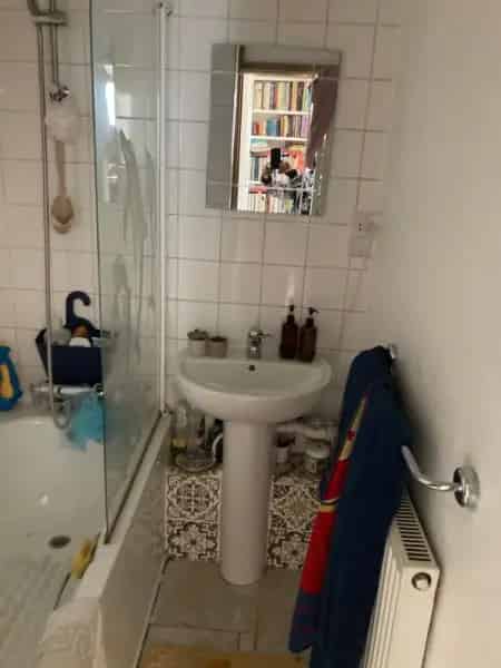 2 Bed Flat near Shops and Schools South Facing Balcony