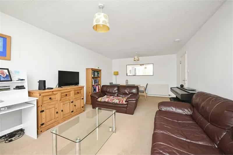 2 Bed Flat - First Floor with 1 Reception Room