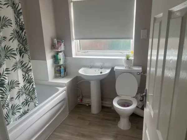 1st Floor Flat 2 Large Rooms 1 Medium Room Good Kitchen Bathroom Storage