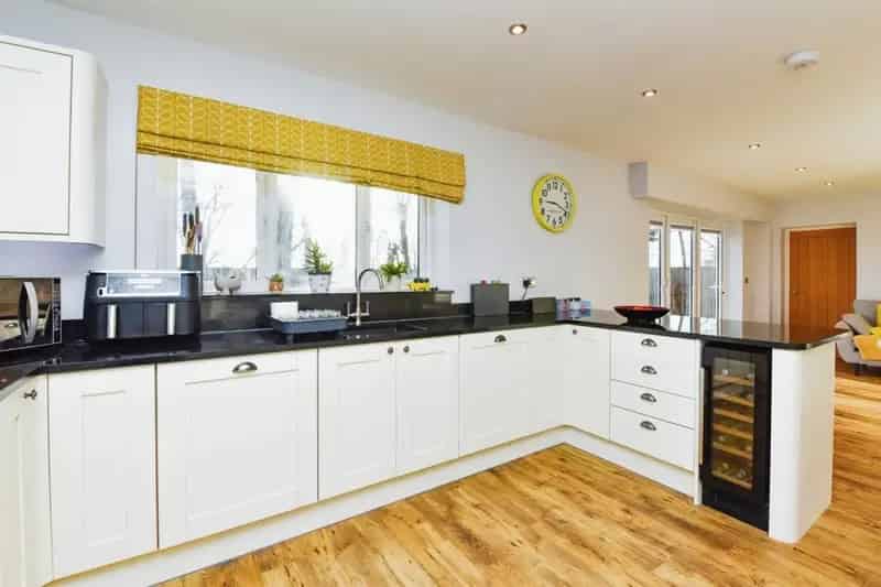 Stylish Family Home with Open Plan Kitchen and Large Garden