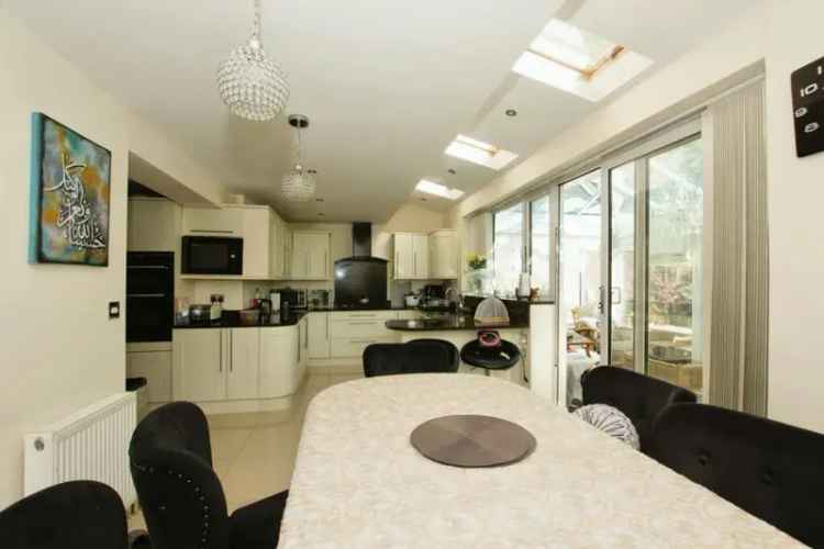 5 Bedroom Link Detached House for Sale