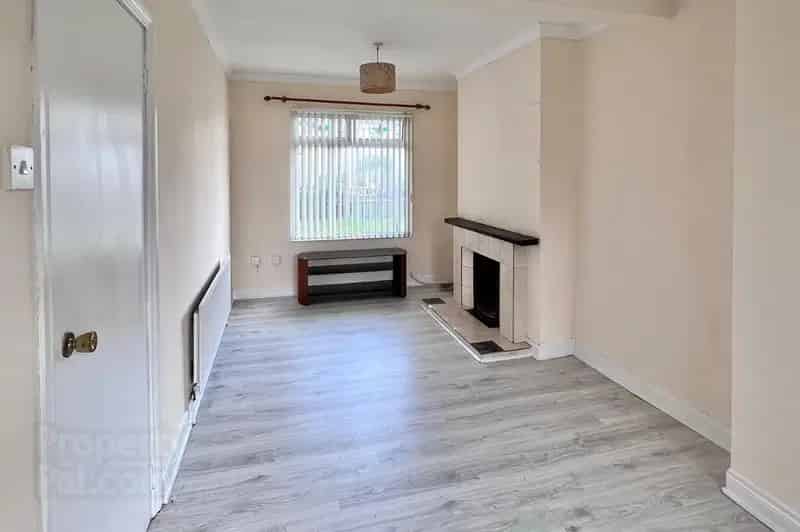2 Bedroom Semi Detached House Near Shops