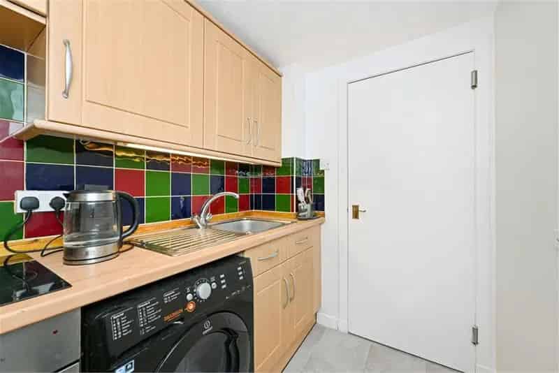 2 Bed Flat Leith Top Floor Water of Leith