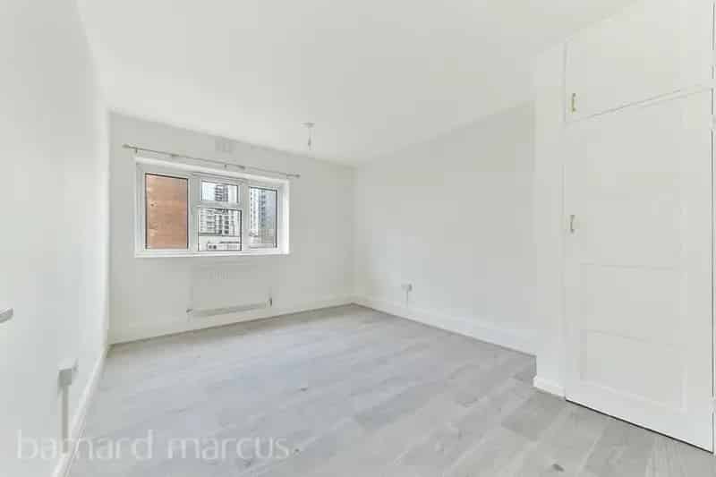 3 Double Bed Flat Nine Elms  Modern Kitchen Balcony