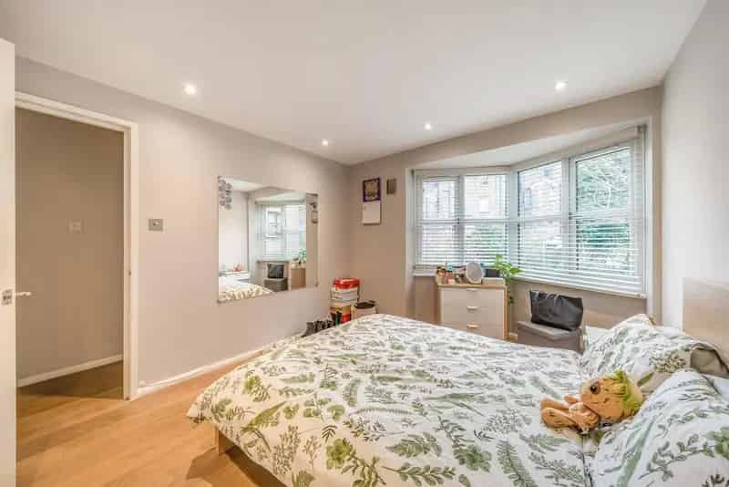 Two Bedroom Apartment Near Transport Links
