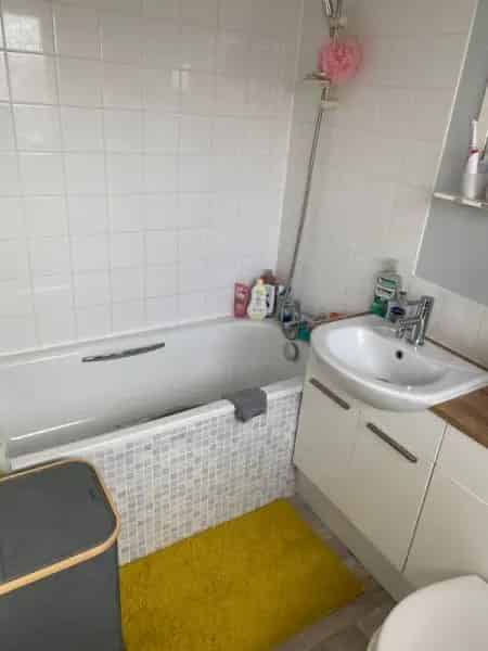 3 Bed House Near M1 Train Station Shops