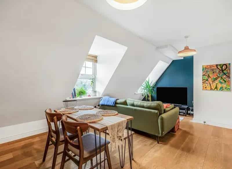 2 Bed Top Floor Apartment Brentford Parking Near Station