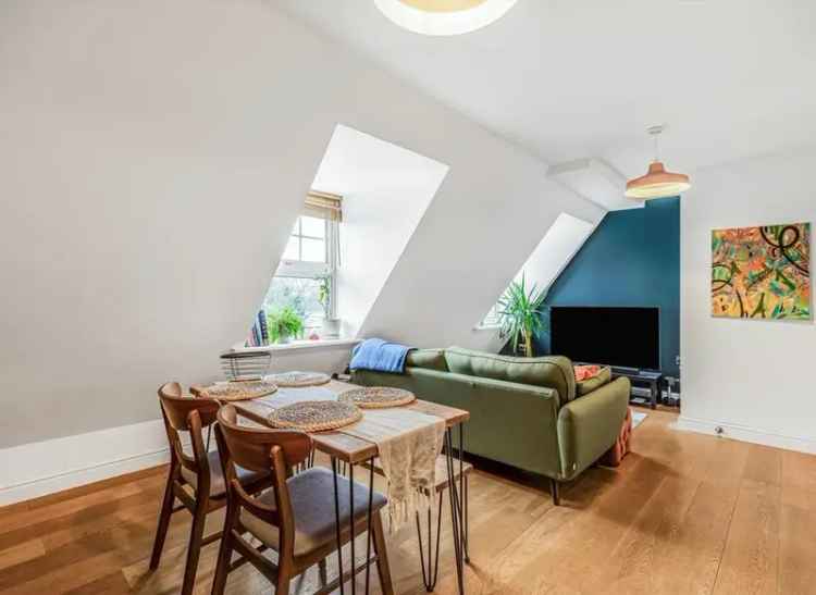 2 Bed Top Floor Apartment Brentford Parking Near Station