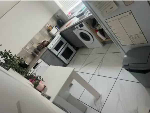 2 Bedroom Ground Floor Flat Near Schools and Train Station