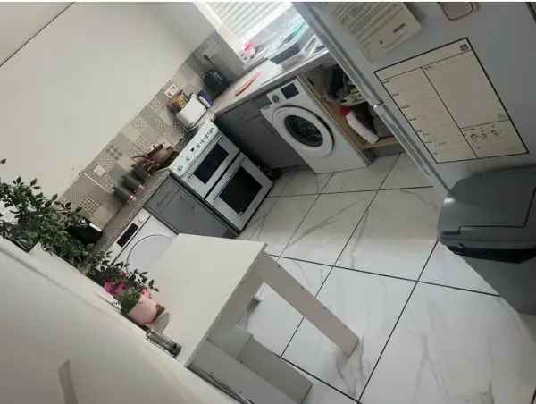 2 Bedroom Ground Floor Flat Near Schools and Train Station