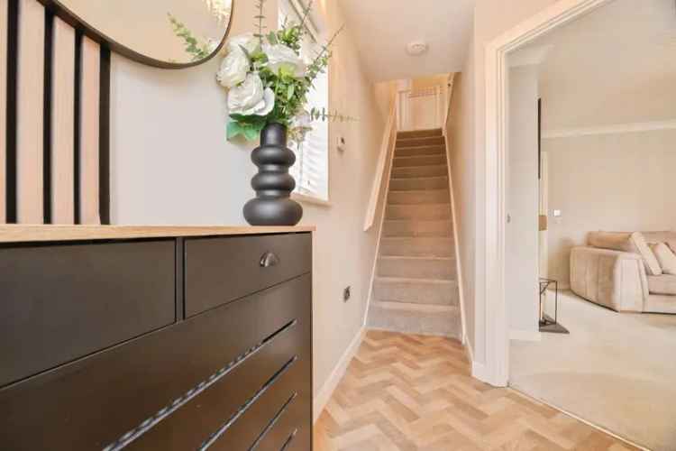 Four Bedroom Detached House with Modern Kitchen and Garden