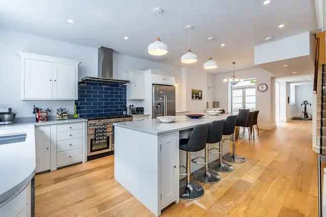 Terraced house to rent in Cambridge Street, London SW1V