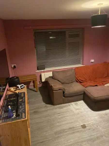 Flat For Rent in Crawley, England