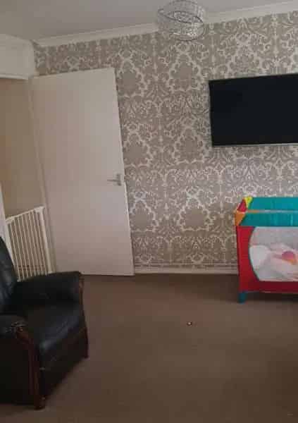 2 Bed Flat Swap Hampshire Surrey - Communal Garden Parking Shed