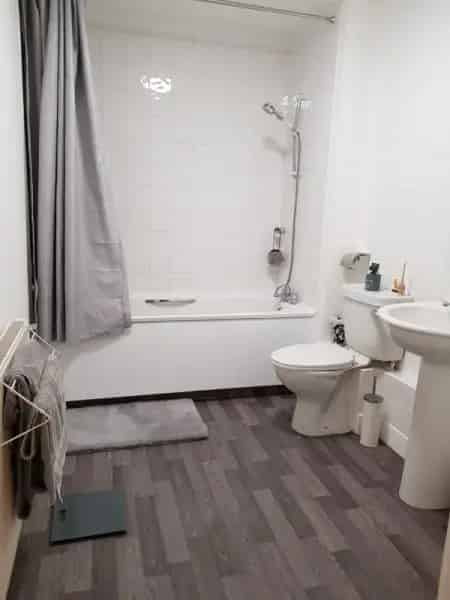 Large 1 Bed New Build Apartment Near Shops and Transport