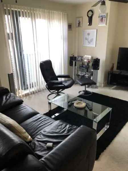 Large 1 Bed New Build Apartment Near Shops and Transport