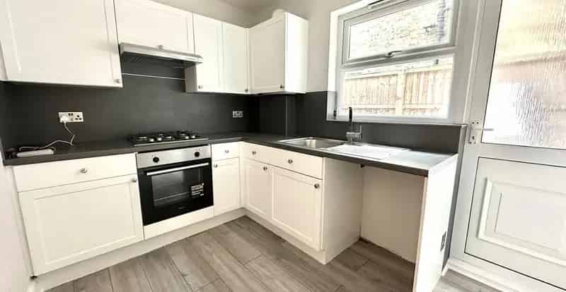 2 Bedroom Flat for Sale Laleham Road