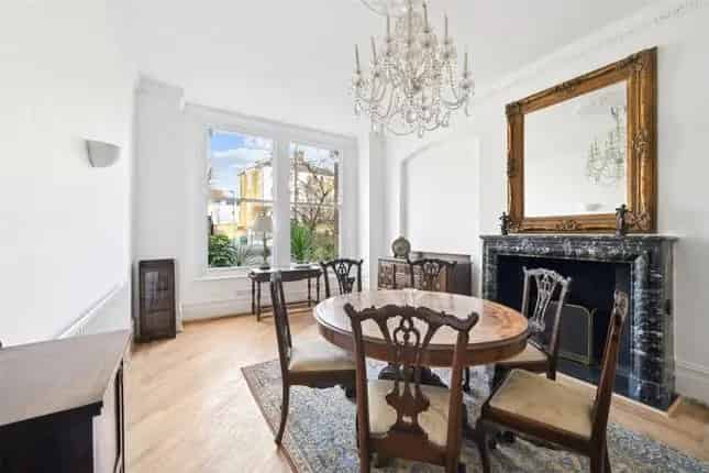 Detached House for Sale in London W5