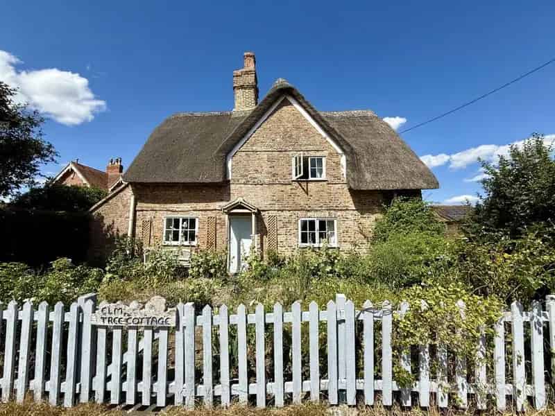 3 Bedroom Thatched Cottage for Sale