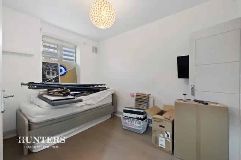 2 Bedroom Flat for Sale in Mortimer Crescent