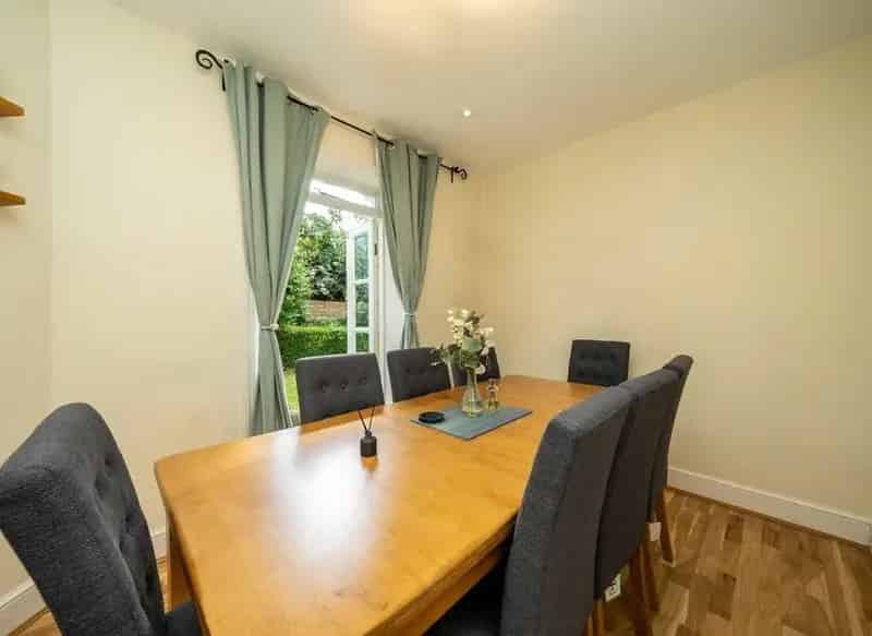 Spacious 2-Bedroom Apartment in Sought-After Mansion Block