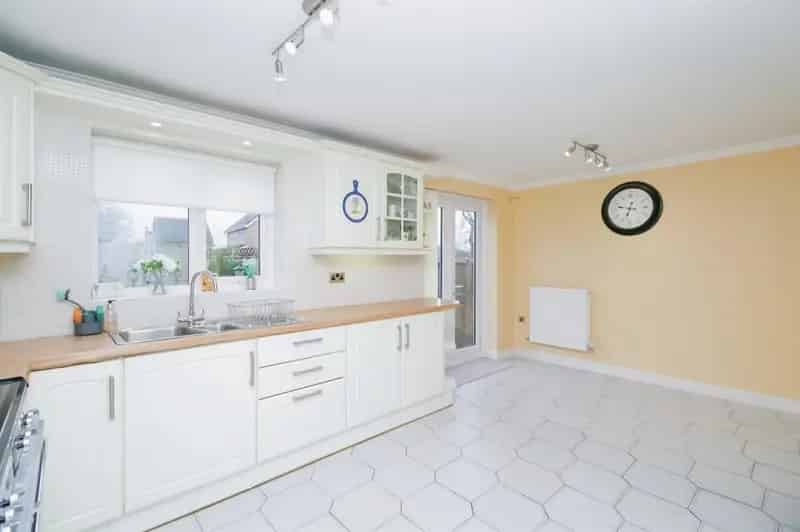5 Bedroom Detached House Near M4