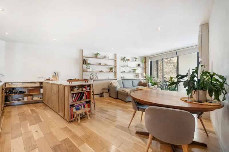 2 Bedroom Flat House to Rent in Clapham