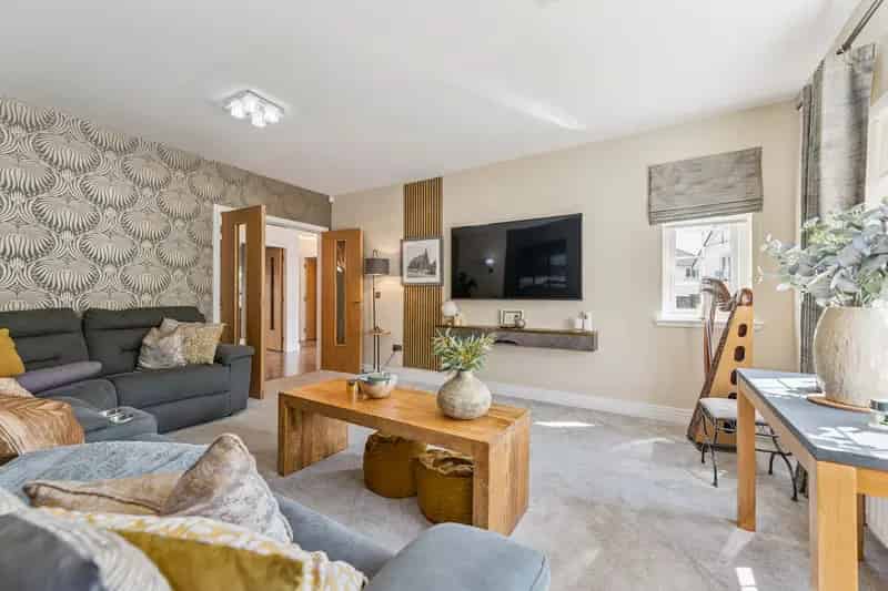 Spacious Cala-Built Home in Lenzie with 5 Double Bedrooms and Landscaped Garden