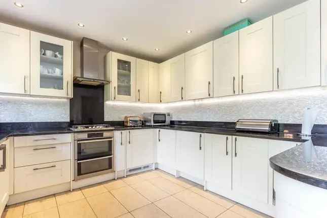 Town house for sale in Chiswick High Road, London W4