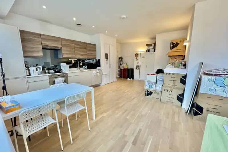 2 Bed Apartment Zero Deposit Available Modern Open Plan