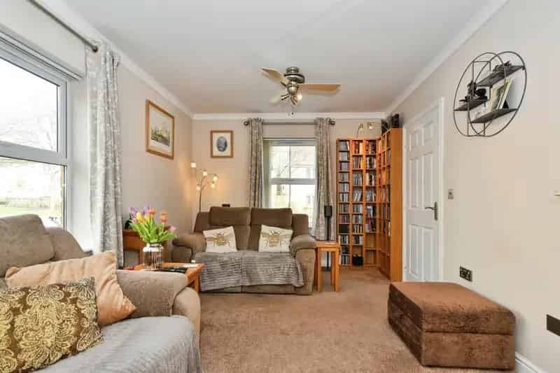 Four Bedroom End Terraced House with Garage and Garden