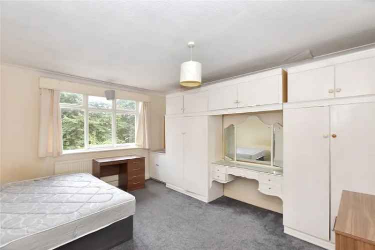 House For Sale in Leeds, England