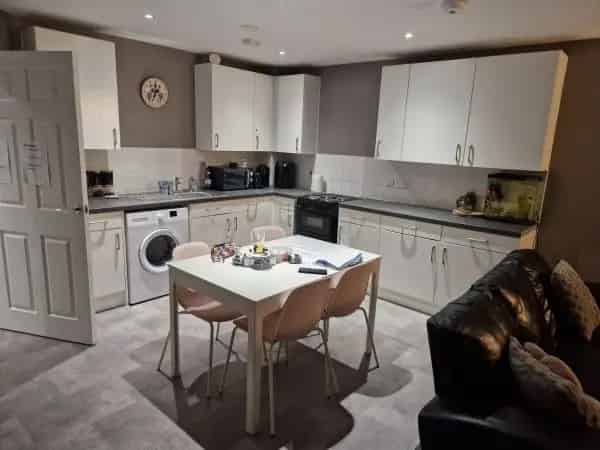 Large 2-Bed Top Floor Flat with Parking and Lift Access