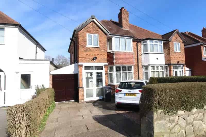3 Bedroom Semi Detached House Birmingham B26 No Upward Chain