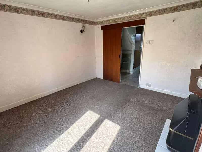 1 Bed House for Sale Renovation Project Modern Auction
