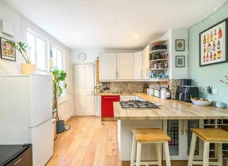 Two Double Bedroom Apartment Colliers Wood Share of Freehold
